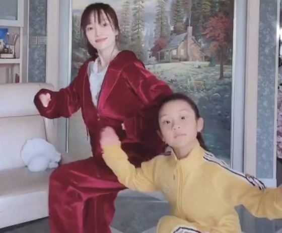 李小璐曬母女合照，倆人古風打扮似姐妹，8歲甜馨五官隨賈乃亮