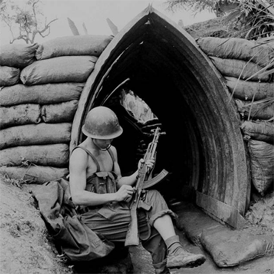 他曾在貓耳洞內彈琵琶,戰死前一個月父親去世,留下寡母哭瞎雙眼 他曾在貓耳洞內彈琵琶,戰死前一個月父親去世,留下寡母哭瞎雙眼