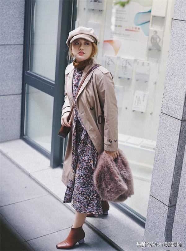 秋天別隻會穿馬丁靴，今年流行“裸靴”，配風衣連氣質都變高階了