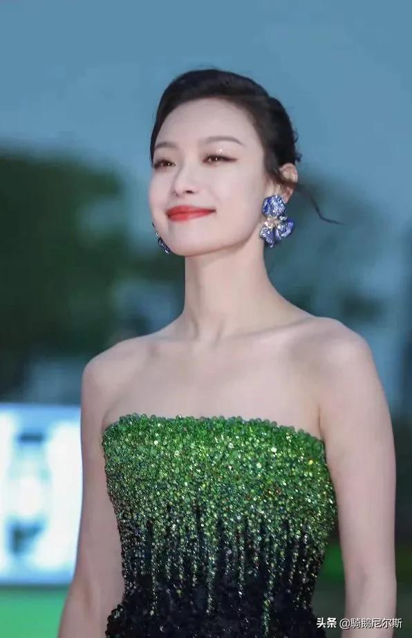金雞紅毯比美：寧靜清涼奔放，倪妮楚楚凍人，張小斐成最大贏家