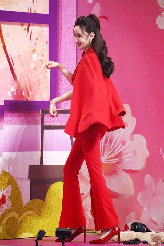 40歲張萌學小姑娘趕時髦,戴毛線帽扮嫩成功,紅色毛絨大衣超惹眼 40歲張萌學小姑娘趕時髦,戴毛線帽扮嫩成功,紅色毛絨大衣超惹眼