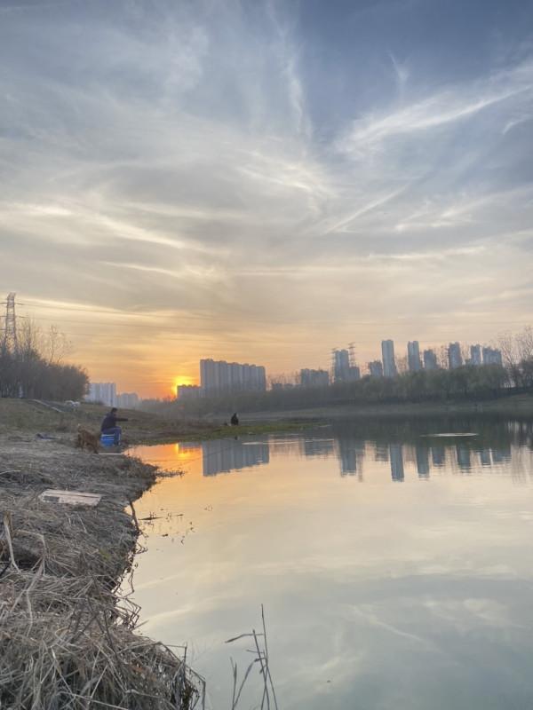 三五釣友相聚小清河，有說有笑豈不美哉