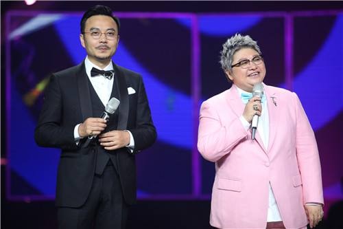 女主持讀新聞時潸然淚下,夥伴趕緊救場,觀眾反而讚歎她心地善良 女主持讀新聞時潸然淚下,夥伴趕緊救場,觀眾反而讚歎她心地善良