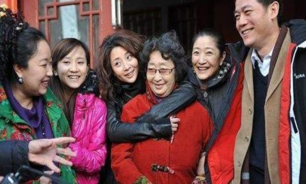 彭玉：看到丈夫遺物哭得不能自己，女兒牽線，晚年再嫁亡夫親姐夫