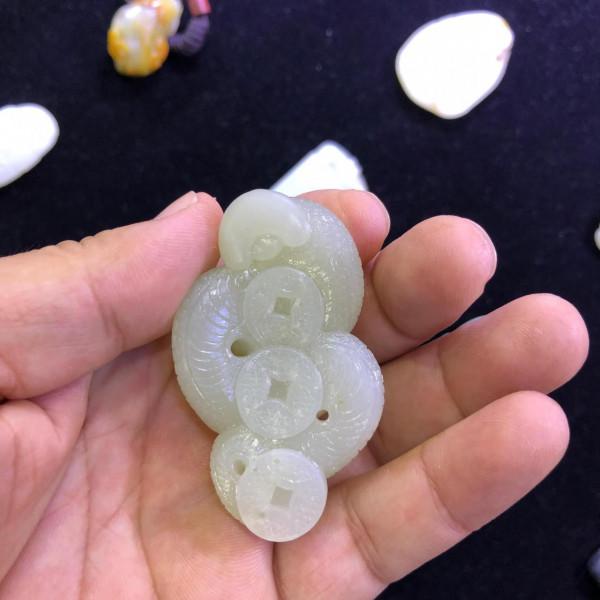 新疆和田玉原石灑金黃皮黑皮三色白玉籽料 俏雕小把件 大掛件 蛇 新疆和田玉原石灑金黃皮黑皮三色白玉籽料 俏雕小把件 大掛件 蛇