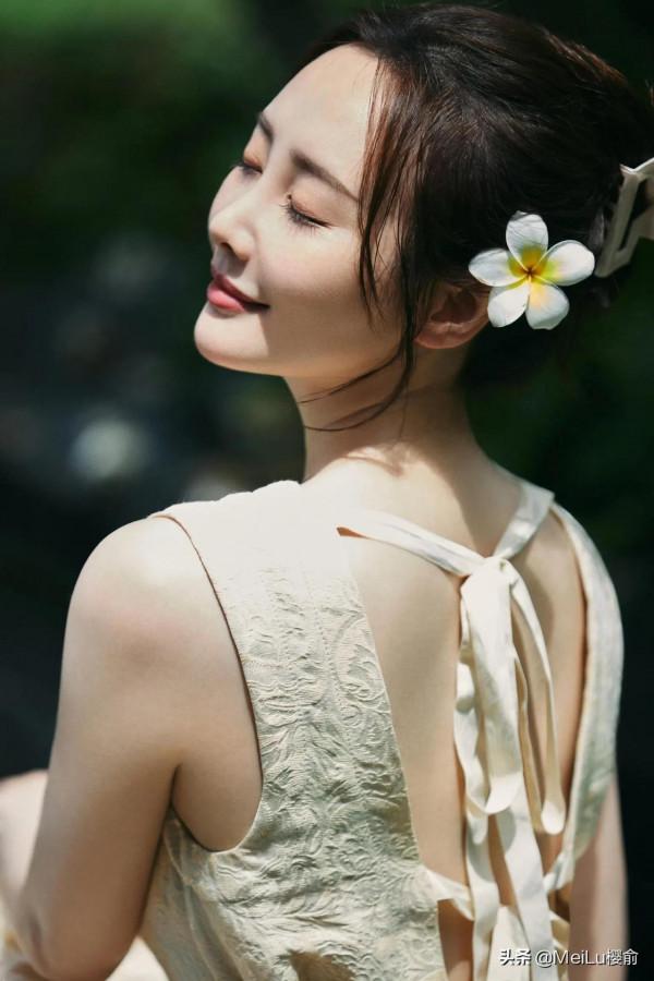 李純氣場不俗，成熟優雅的氣質感，盡顯嫵媚動人