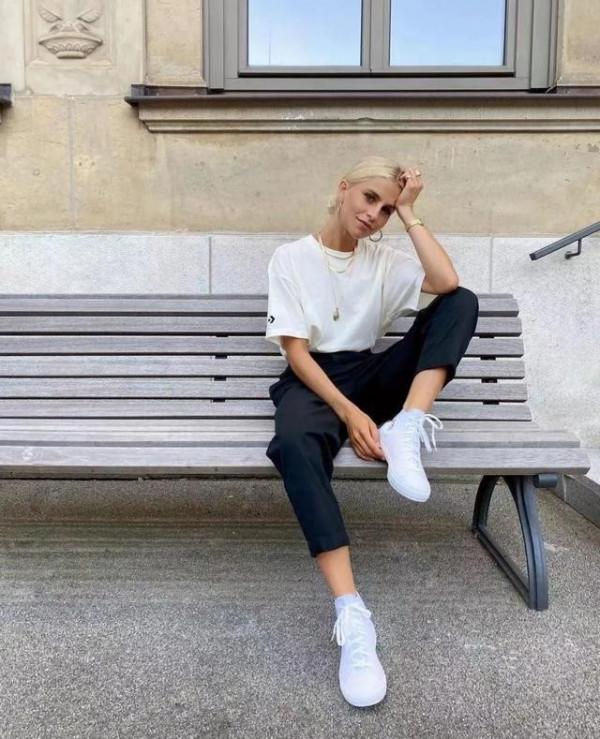 四五十歲的女人，建議少穿高跟鞋！今年流行這3雙鞋，舒適顯高階