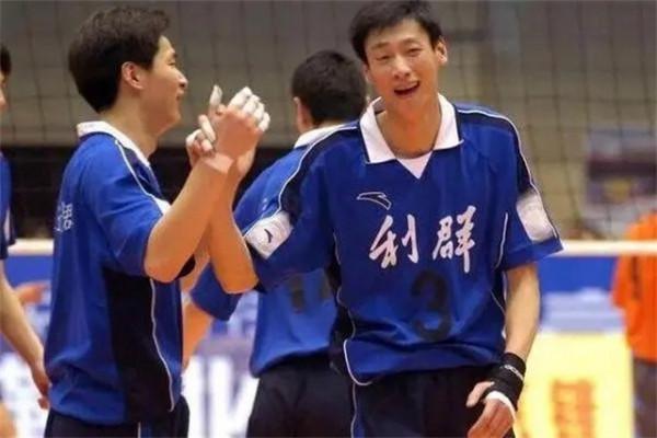 癱瘓4年男排鄭亮近況：邊直播邊掙護工費，取名&OpenCurlyDoubleQuote;正能亮&rdquo;