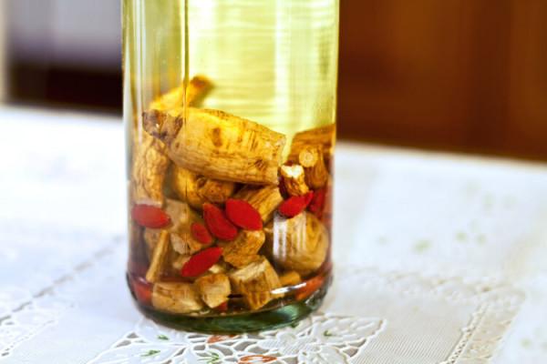 藥酒變“毒酒”，一杯藥酒致15人腎衰竭，這3類中藥別用來泡酒
