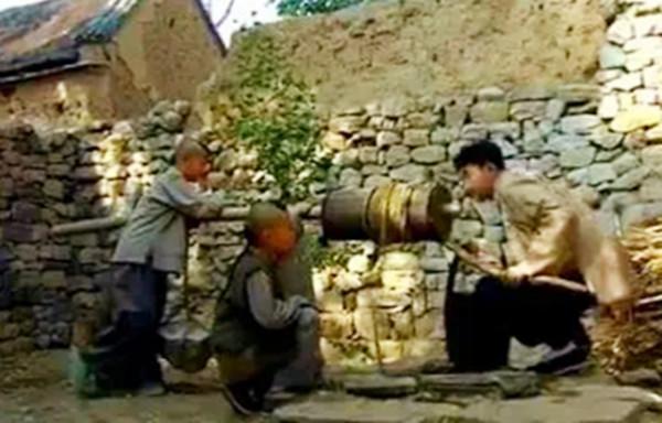 連長重傷指導員犧牲，危急時刻小兵：大家聽我指揮，後成軍區司令