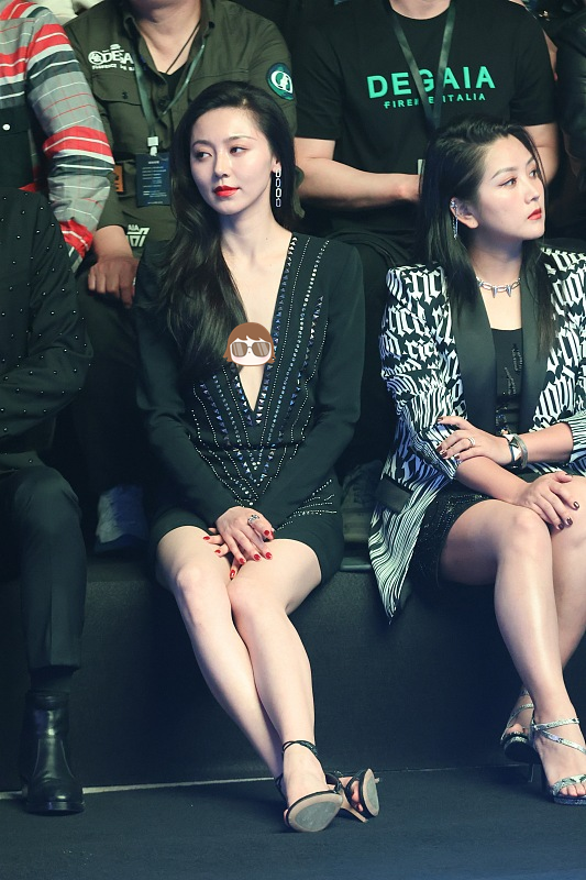 看不出黃夢瑩和何潔差了5歲，穿搭都挺貴氣的，成熟還高階