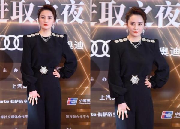 蔣勤勤藏不住中年感了，穿墊肩上衣配闊腿褲挺霸氣，臉真撐不住了