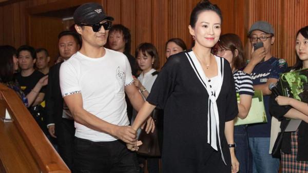 吵架了？章子怡滿臉不悅衝出餐廳，汪峰卑躬屈膝跟隨頭頂幾乎全禿