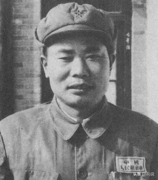 蔣軍中將被俘，滿臉笑容與劉鄧合影，被我軍釋放換回葉挺