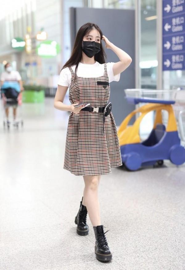 祝緒丹私下裡好有活力，衛衣配緊身褲隨性自然，高馬尾太顯嫩了