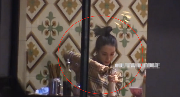 迪麗熱巴深夜與助理聚餐！喝豆奶濺一身表情失控，扎丸子頭好可愛