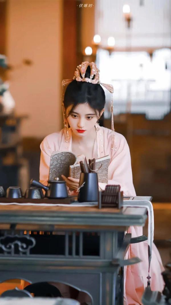 鞠婧禕參加活動，吃點心表情很呆萌，原相機妝容堪稱“教學模板”