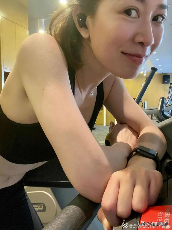 46歲佘詩曼曬瑜伽照、秀馬甲線：你的身材，出賣了你的生活層次