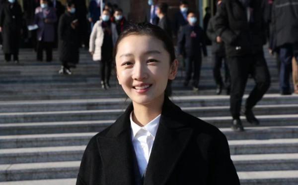 文代會閉幕，章子怡不扎堆卻被央視名嘴索簽名，周冬雨被眾星追捧