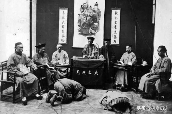 1742年，清朝富商7歲之女失蹤，牽扯出更大慘案，縣令巧妙破案