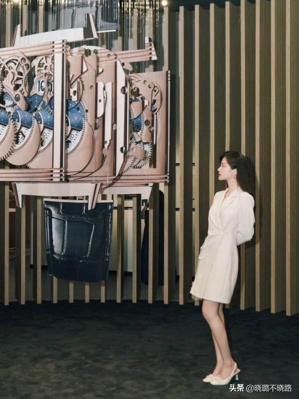 扔掉你的小白鞋吧，現在流行穿&OpenCurlyDoubleQuote;裸跟鞋&rdquo;，搭裙子褲子都時髦好看