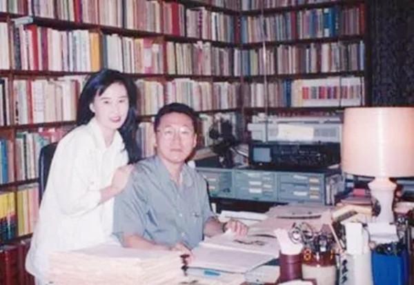 92年李敖與王小屯結婚，拜見年齡比自己還小的岳父母：深深鞠一躬