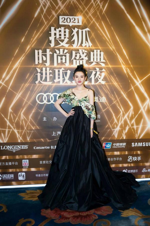 宋祖兒出席時尚盛典 高腰花卉禮裙優雅貴氣