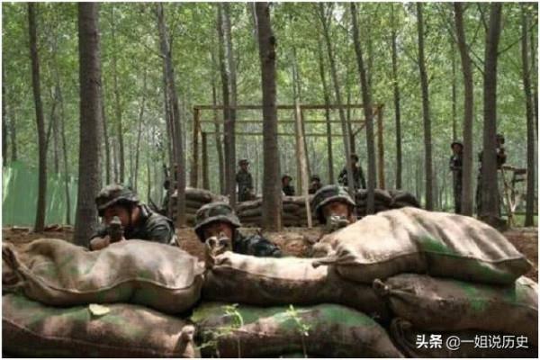 連鋼板都能打穿的子彈，為啥卻被麻沙袋輕鬆擋下？原理很簡單