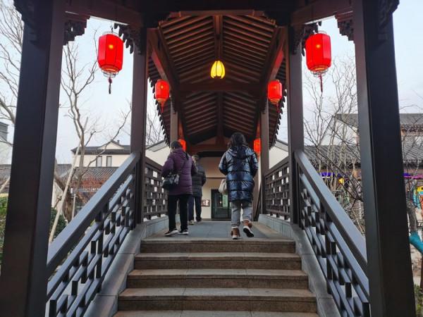 踏青早行人 作者：張鎖龍