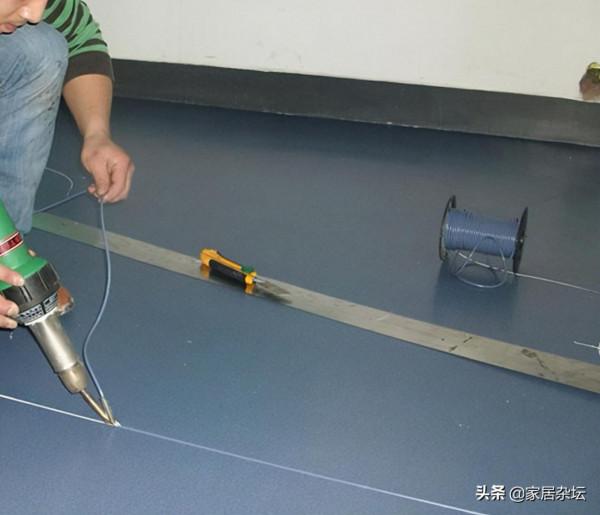 地板膠的安裝，2大步驟就能完成，但是要注意其中的8點