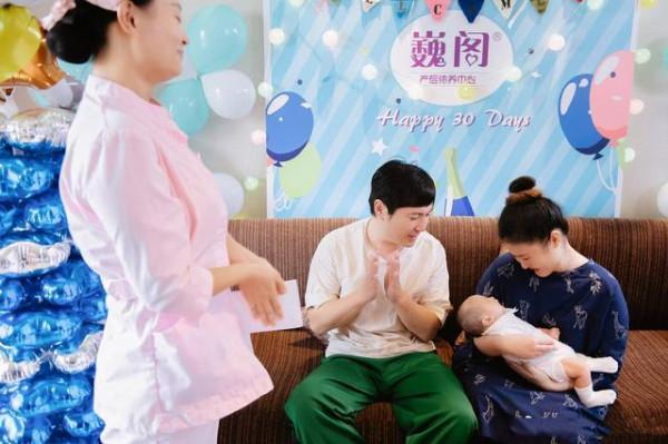 沈騰一家三亞度假，3歲兒子剃光頭氣質隨爹，父子海邊互動很暖心