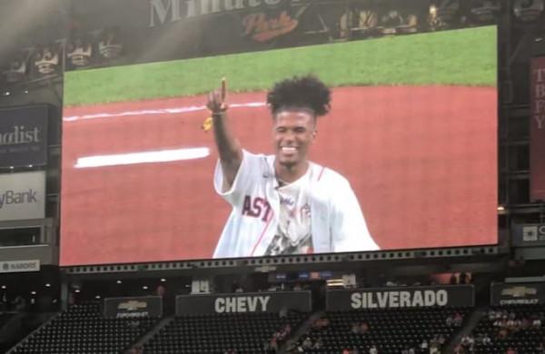 同城互動！杰倫-格林為太空人隊開球