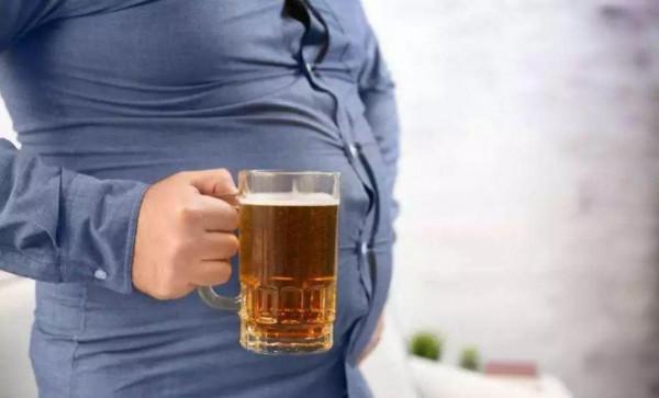 年紀輕輕就有“啤酒肚”？可別再作踐自己的身體了，健康才是本錢