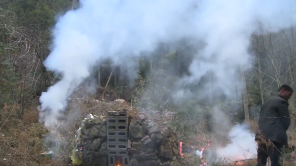 懸崖上的村莊：萬丈懸崖上村民靠一根鐵索出行，坐上去腳都發抖