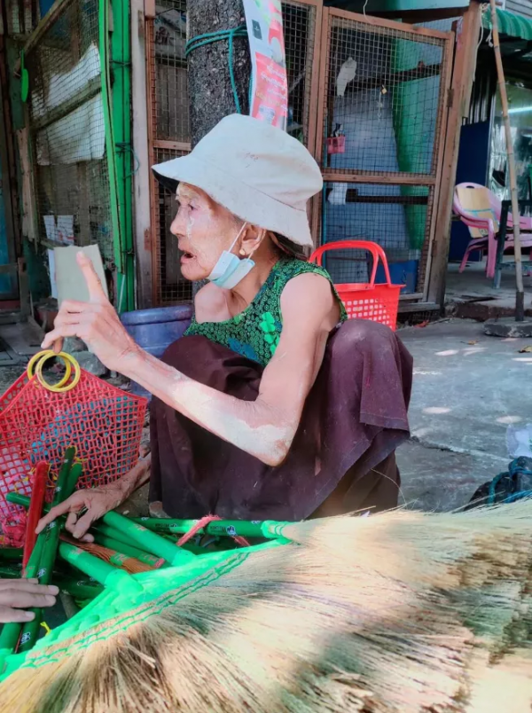 緬甸仰光、曼德勒、臘戌等多地街頭的這一幕幕，溫暖得讓人想哭