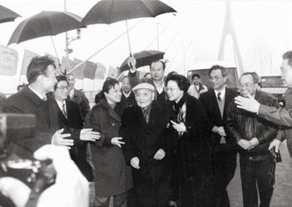 1992年,年近90的鄧小平站在南浦大橋上,拍下了這張照片 1992年,年近90的鄧小平站在南浦大橋上,拍下了這張照片