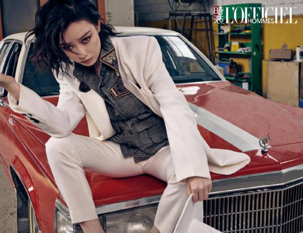 倪妮煙著白色西裝秀長腿 煙燻妝凌厲冷酷氣場強大