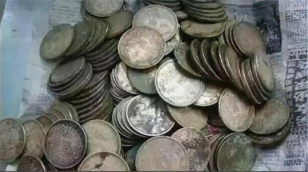 1949年國民黨運輸銀元的飛機墜落湘西，附近的村民和土匪沸騰了