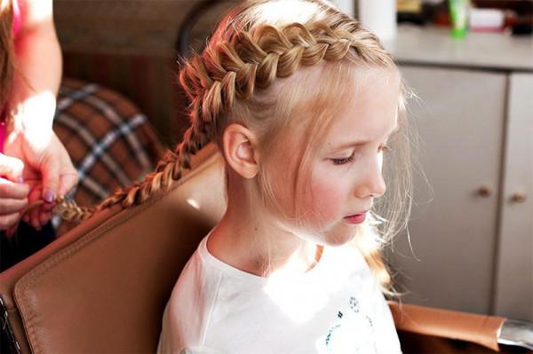 少給女孩扎辮子：不僅傷害頭髮，對頭皮也不友好