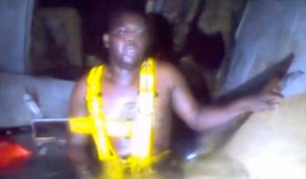 被困在深海沉船裡近3天,他是怎麼生存下來的? 被困在深海沉船裡近3天,他是怎麼生存下來的?