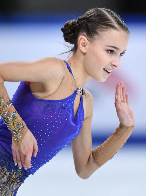 冰上從不缺美少女，17歲的謝爾巴科娃也許就是北京冬奧會上最亮眼的星