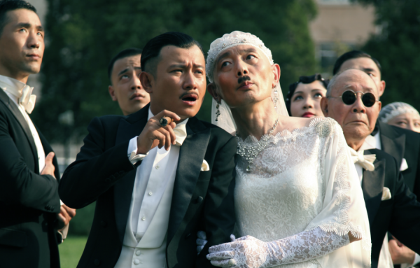 站著掙錢的姜文還是“跪”下了,順帶自己打了自己一巴掌 站著掙錢的姜文還是“跪”下了,順帶自己打了自己一巴掌