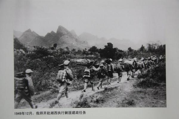 惡貫滿盈的土匪覃小么，偷偷潛回老家躲藏，因被罩太潮溼暴露被殺