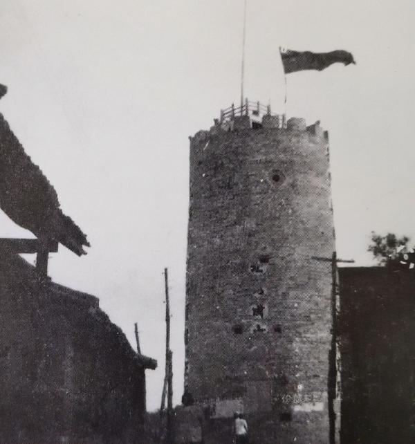 八路軍戰士對炮樓勸降,偽軍:我們想投降,樓上的皇軍不同意啊 八路軍戰士對炮樓勸降,偽軍:我們想投降,樓上的皇軍不同意啊