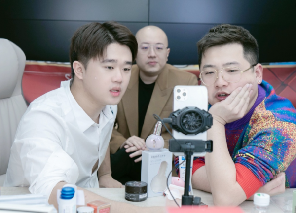 趙夢澈倒欠辛巴公司1900萬，自曝存款30萬，20萬給師孃買生日禮物