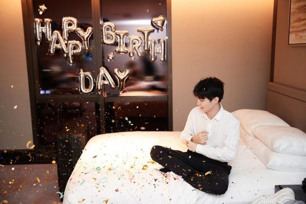 王俊凱氣質真挺好，簡約黑白穿搭難掩帥氣值，好似“小說男主角”