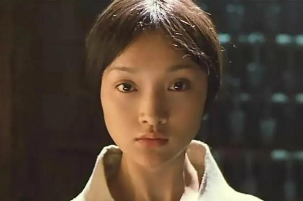 用每年一張劇照的形式，呈現周迅17歲至47歲出道30年的容貌變化