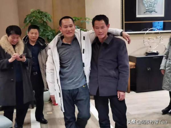 雙胞胎哥哥找到失散四十八年的弟弟,完成了父母的遺願 雙胞胎哥哥找到失散四十八年的弟弟,完成了父母的遺願