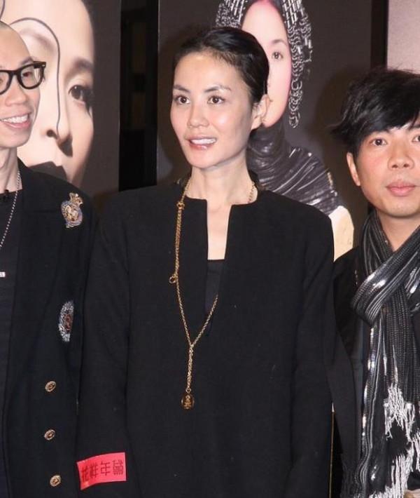 王菲素顏穿黑色大衣配長筒靴，臉上還有黑眼圈，氣質依舊風華絕代