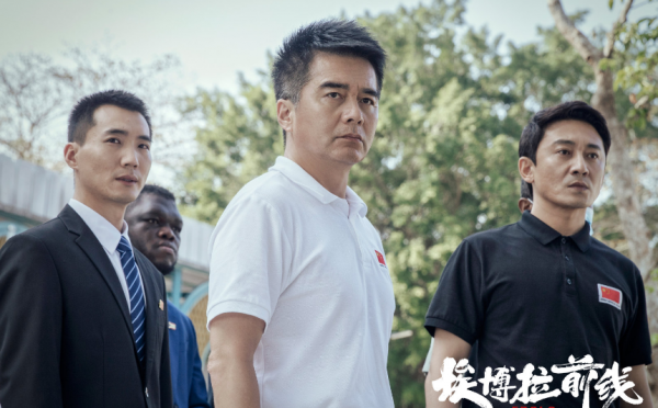 《埃博拉前線》的離譜劇情，別人在嚴肅談疫情，她在即興彈梁祝